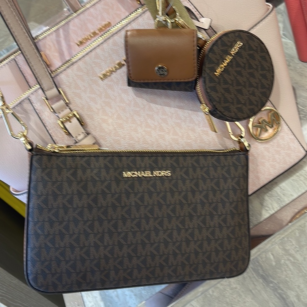MICHAEL KORS
Jet Set Logo Crossbody Bag with Case for Apple Airpods Pro®
Brown - Picture 4 of 16